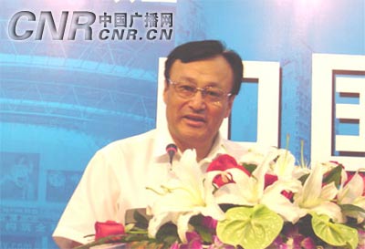 中广网林毅夫教授出席“2005中国市长论坛”3