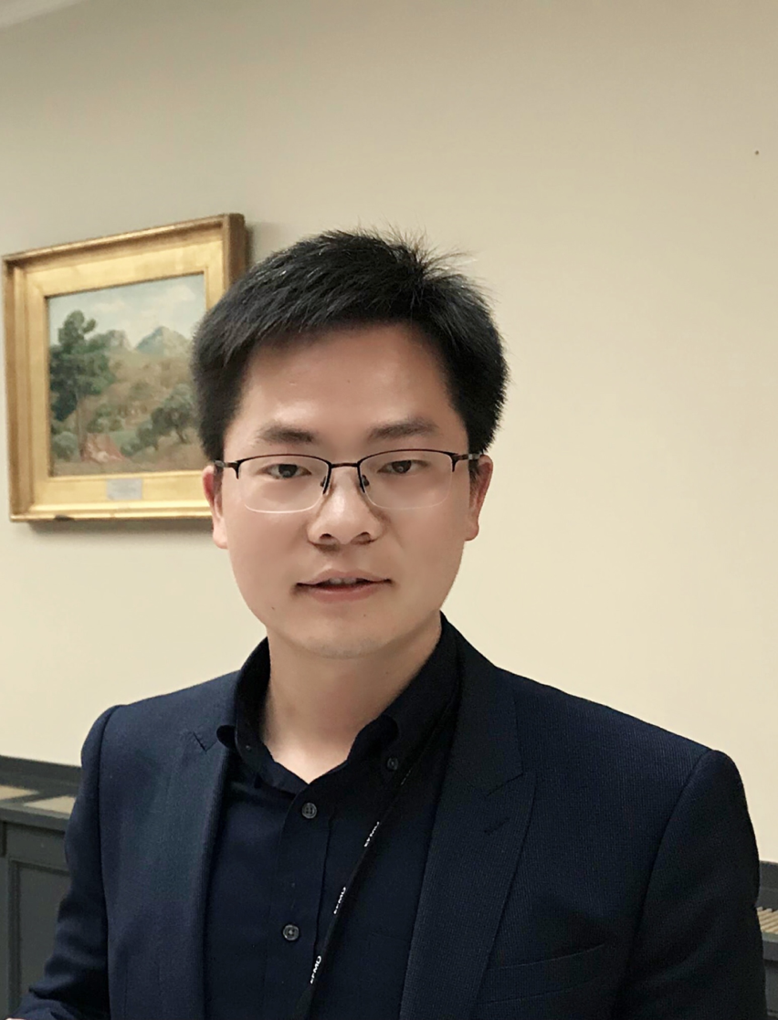 穿黑色衣服的人在微笑 AI 生成的内容可能不正确。